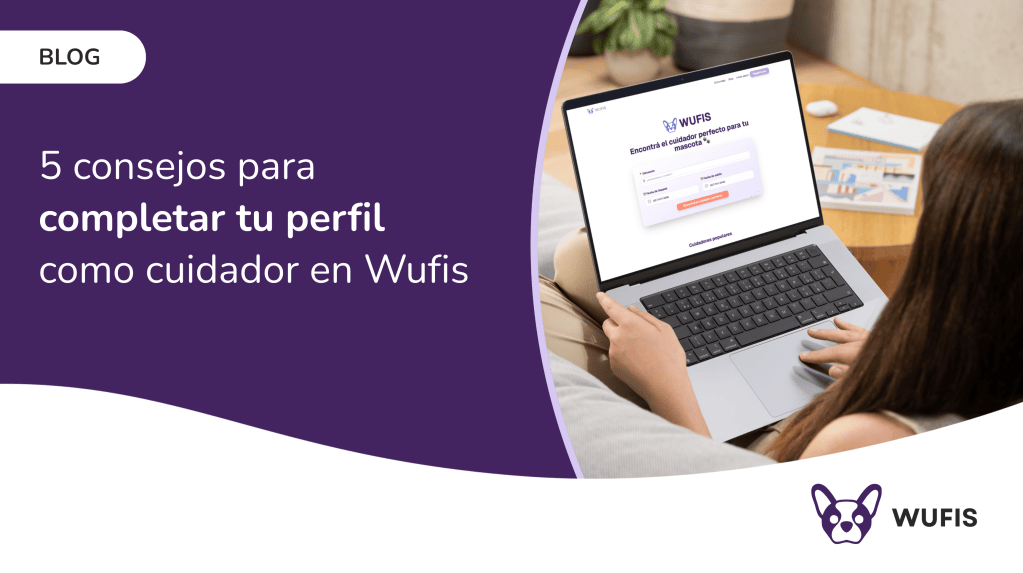 Persona usando una laptop desde un sillón, con la plataforma web de Wufis abierta. A la izquierda, se lee el título “5 consejos para completar tu perfil como cuidador en Wufis” sobre un fondo violeta con curvas suaves. El logo de Wufis aparece en la esquina inferior derecha.