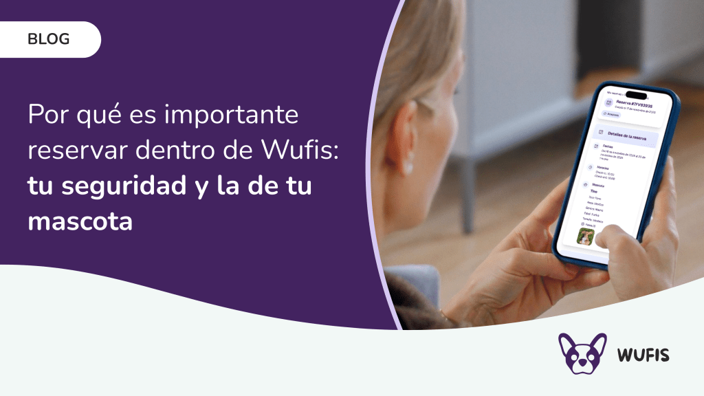 Mujer revisando en su celular la reserva hecha en Wufis, simbolizando seguridad y confianza en el cuidado de mascotas.